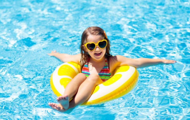 Fête d'été à la piscine